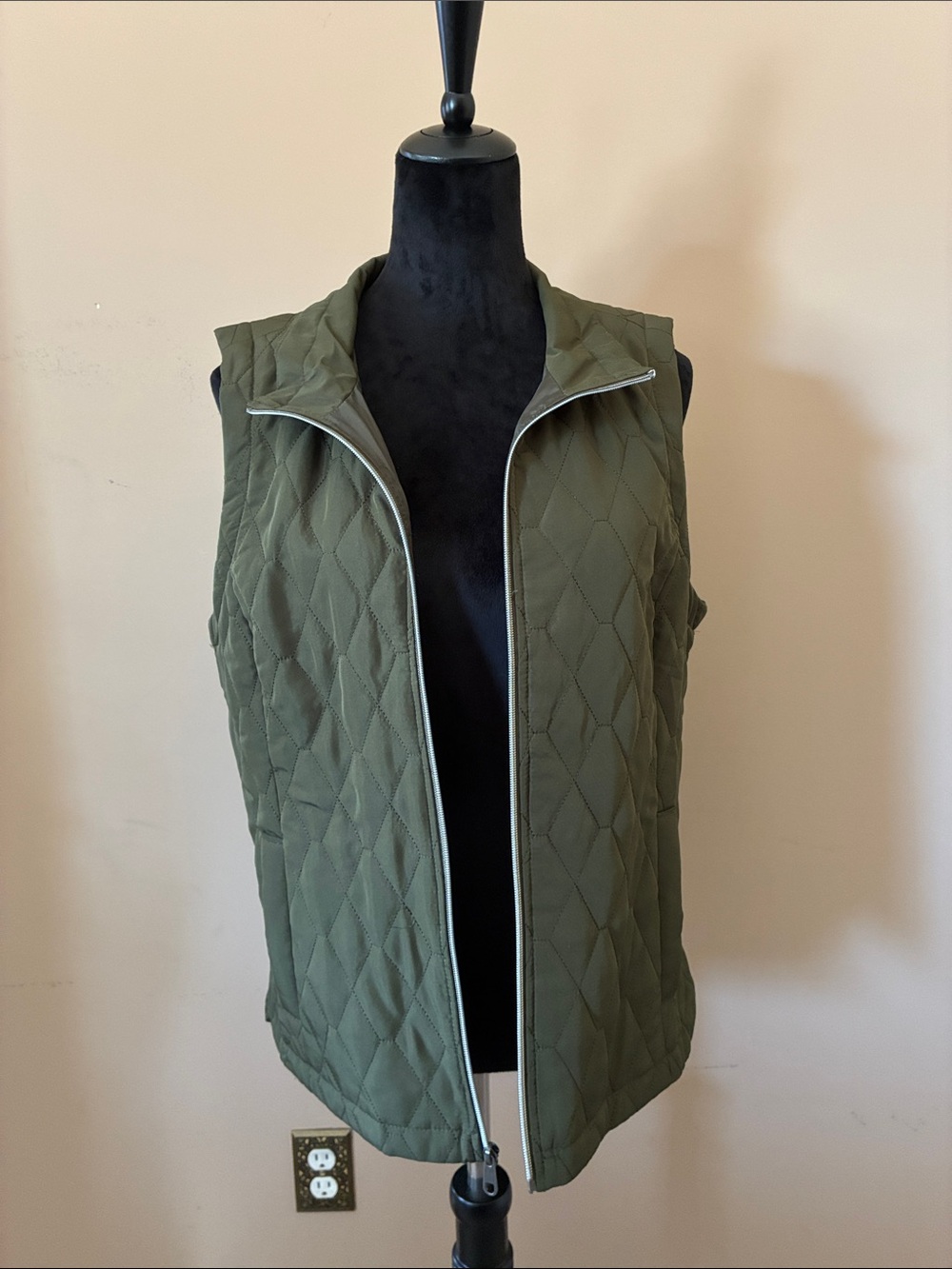 Sleeveless Jacket - Picture 2 of 4